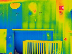 壁に発生した内部結露水の赤外線写真