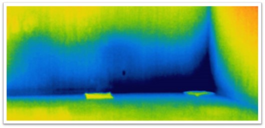 地下室の壁の温度分布を撮影したサーモグラフィ画像