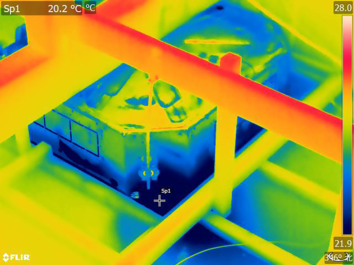 アルミサッシに発生した結露水が、壁内を広がっている様子