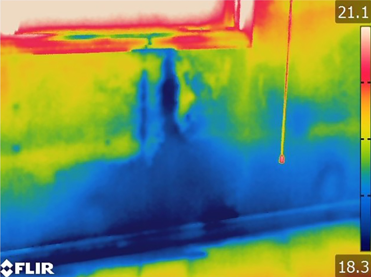 アルミサッシに発生した結露水が、壁内を広がっている様子